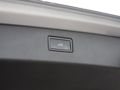 Used 2025 Volkswagen Tiguan SE w/ Panoramic Sunroof Package image 6