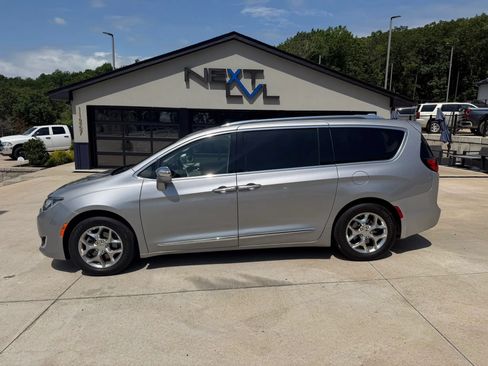 Used 2018 Chrysler Pacifica Limited FWD image 6