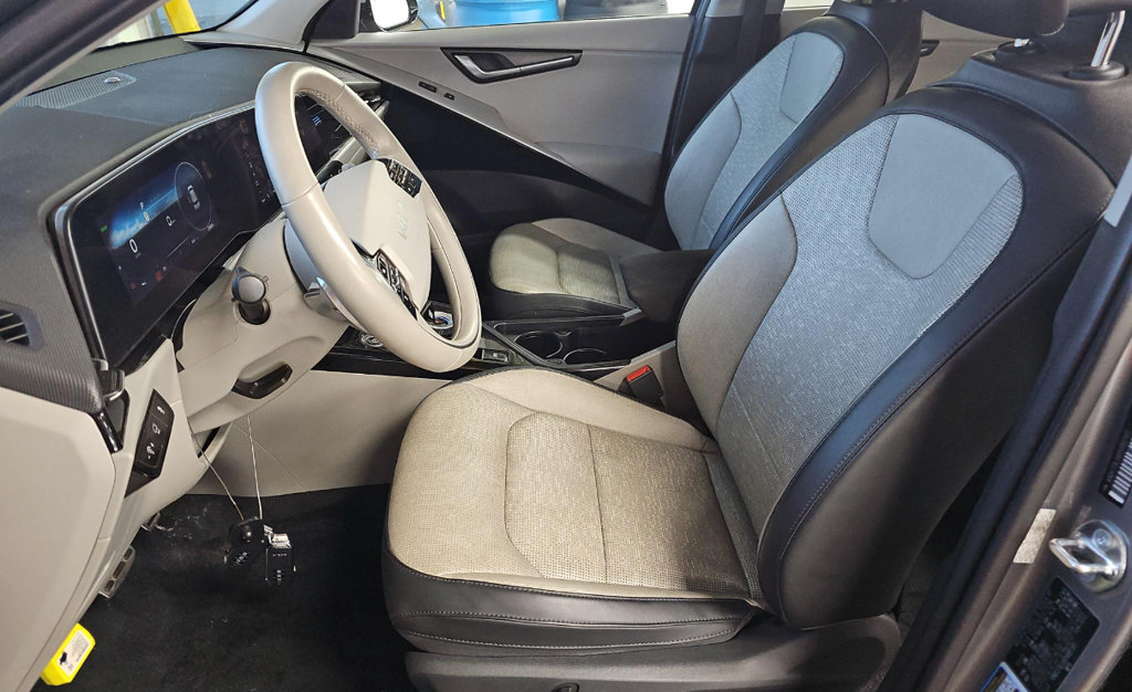 Certified 2024 Kia Niro Wave w/ Wave Preserve Package FWD image 9