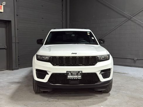 Used 2024 Jeep Grand Cherokee Altitude AWD/4WD image 2