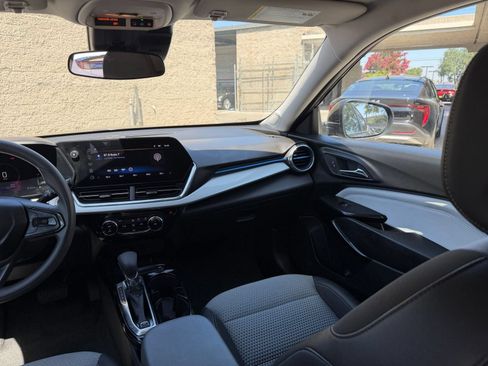 Used 2025 Chevrolet Trax LT FWD image 33