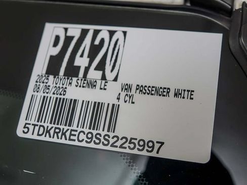 Used 2025 Toyota Sienna LE FWD image 28