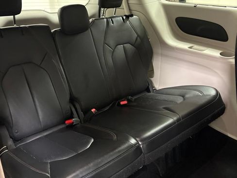 Used 2019 Chrysler Pacifica Touring-L FWD image 31