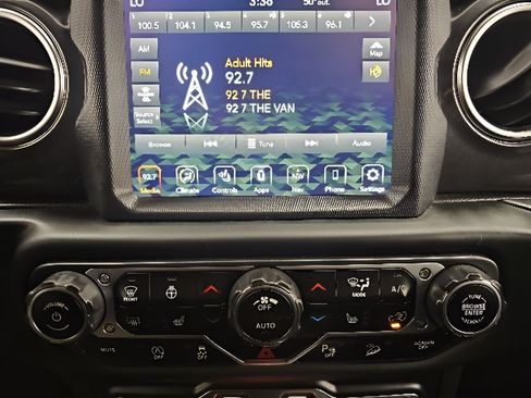 Used 2020 Jeep Wrangler Unlimited Sahara AWD/4WD image 23
