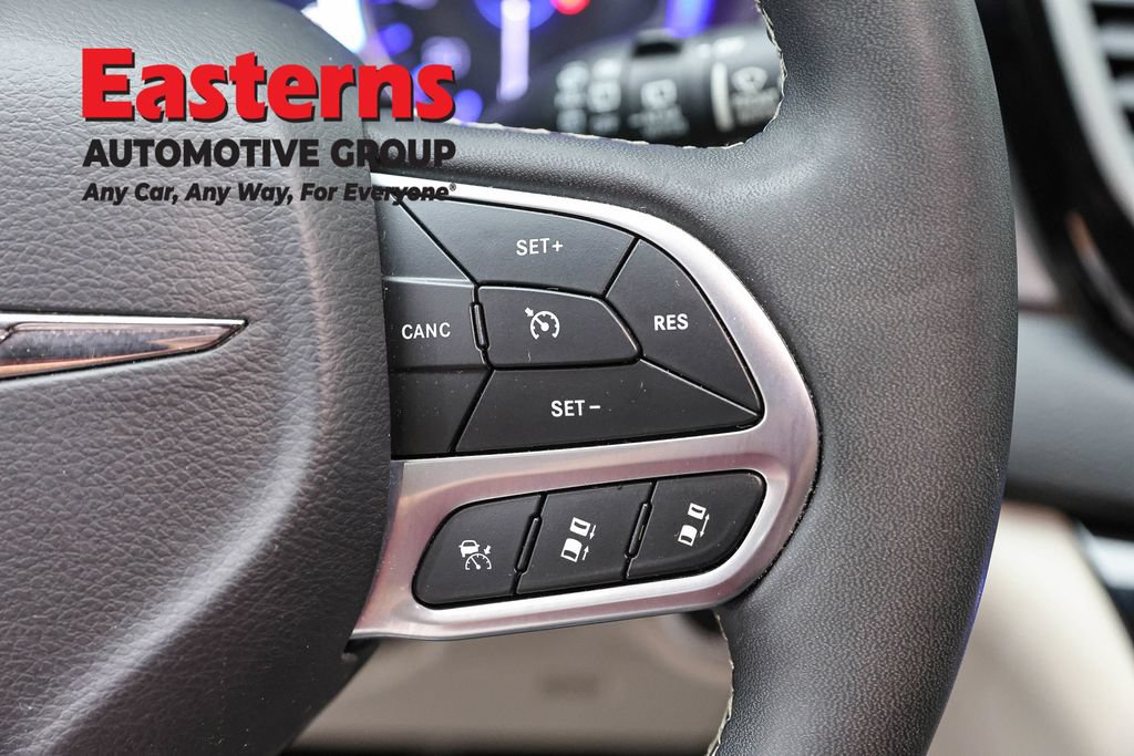 Used 2023 Chrysler Pacifica Touring-L FWD image 17