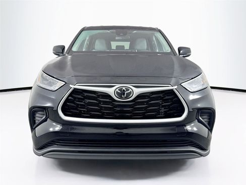 Certified 2023 Toyota Highlander L image 3