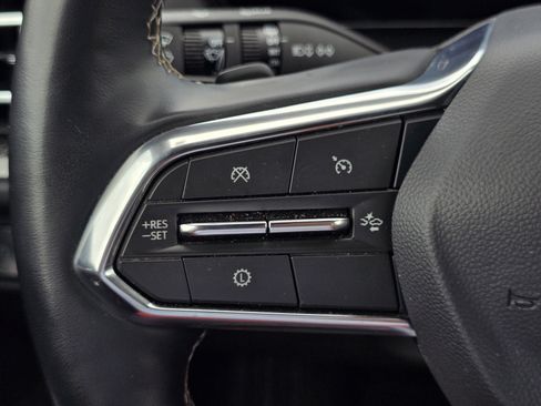 Used 2025 Chevrolet Traverse LT FWD image 17