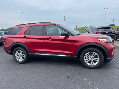 Used 2022 Ford Explorer XLT AWD/4WD image 2