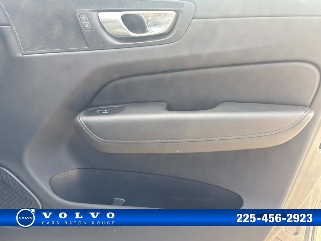 Used 2025 Volvo XC60 B5 Plus AWD/4WD image 17
