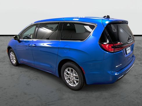 New 2026 Chrysler Pacifica Select image 2