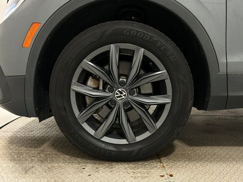 Used 2022 Volkswagen Tiguan SE AWD/4WD image 37