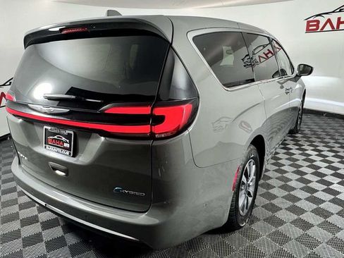Used 2022 Chrysler Pacifica Touring-L w/ Uconnect Theater Family Group FWD image 6