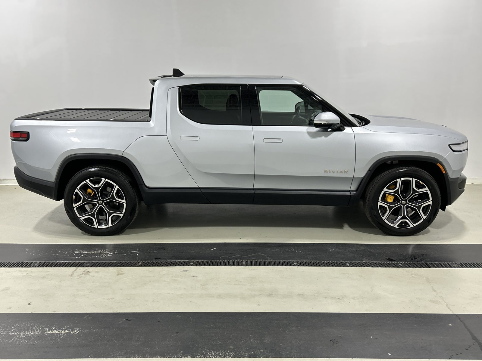 Used 2022 Rivian R1T Adventure AWD/4WD image 6