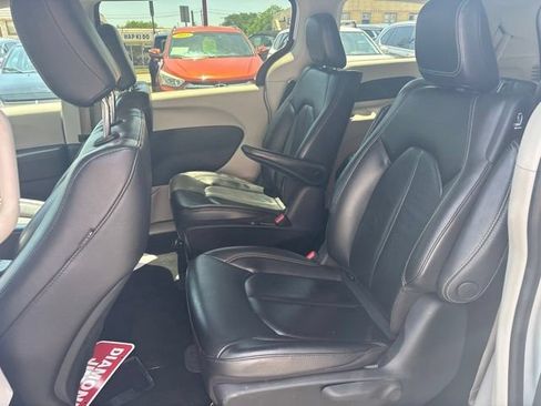 Used 2022 Chrysler Pacifica Touring-L FWD image 16