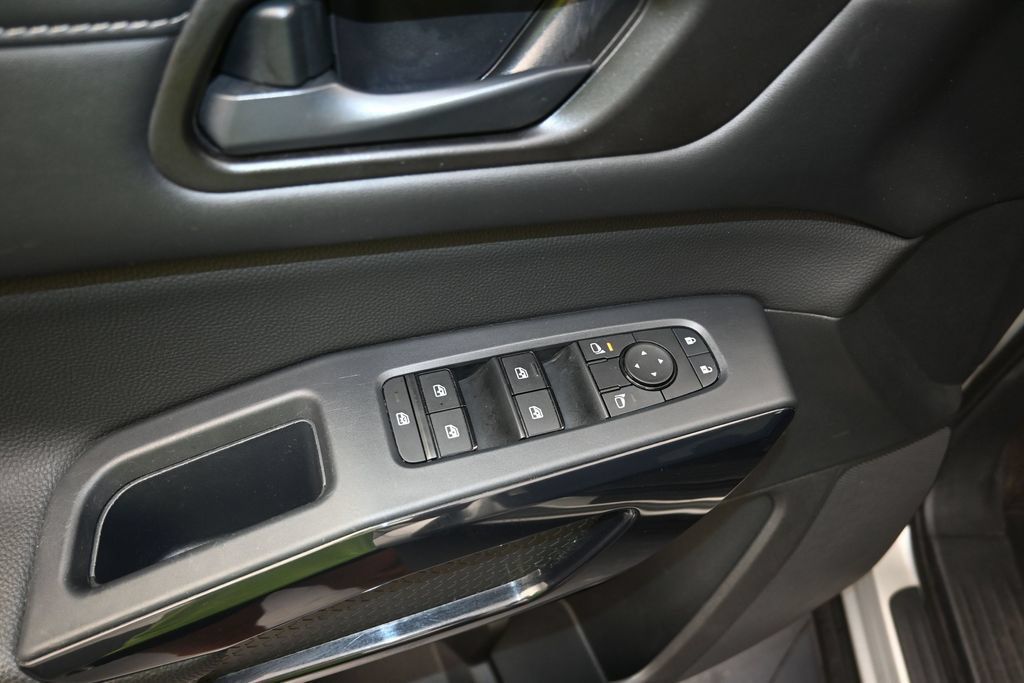 Used 2025 Nissan Pathfinder SV FWD image 11