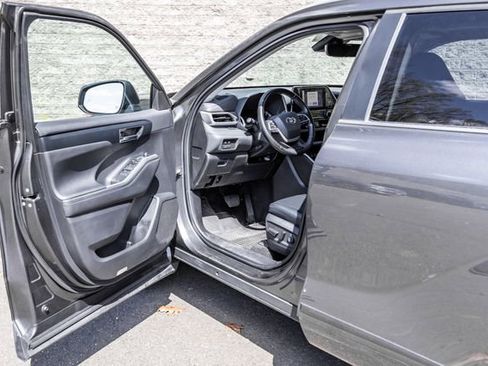 Used 2023 Toyota Highlander XLE AWD/4WD image 25