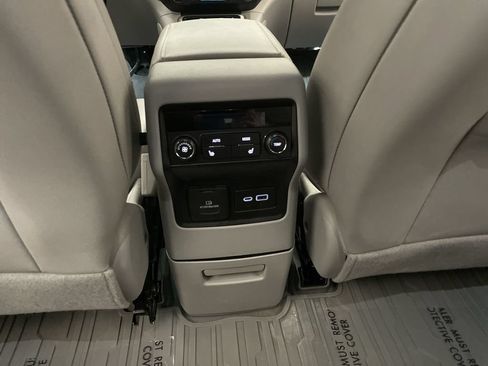 Used 2023 GMC Acadia SLT w/ Preferred Package FWD image 15