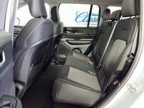 Used 2023 Jeep Grand Cherokee Laredo AWD/4WD image 9