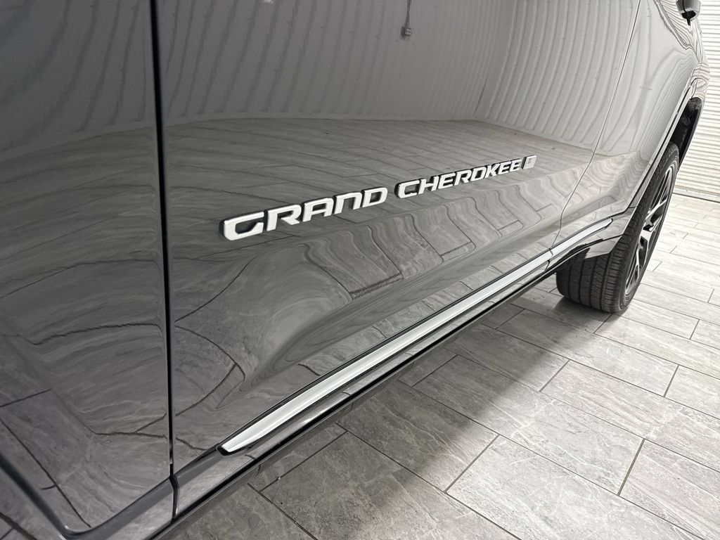 Used 2025 Jeep Grand Cherokee Summit AWD/4WD image 33