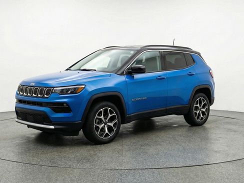 Used 2025 Jeep Compass Limited image 3