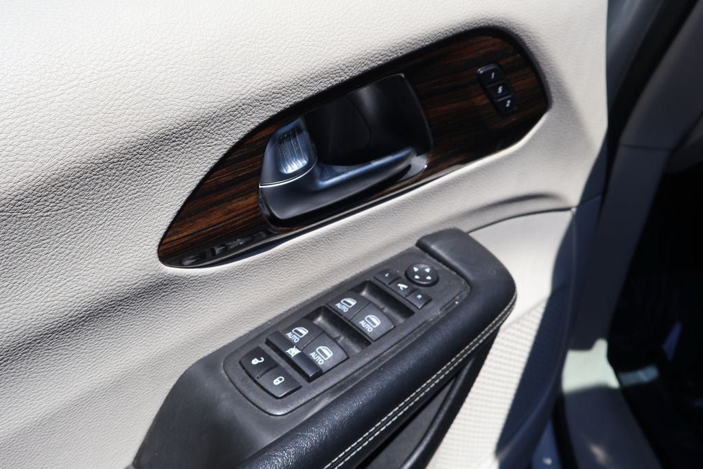 Used 2023 Chrysler Pacifica Limited FWD image 8