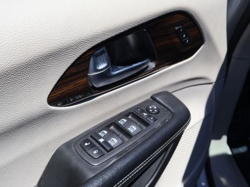 Used 2023 Chrysler Pacifica Limited FWD image 8
