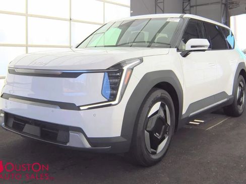 Used 2024 Kia EV9 Light Long Range RWD image 1