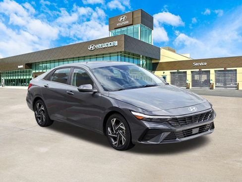 Used 2025 Hyundai Elantra Limited FWD image 3
