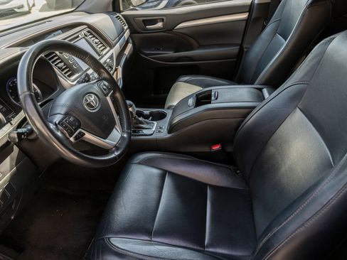 Used 2018 Toyota Highlander XLE FWD image 17