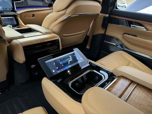 Used 2023 Jeep Grand Wagoneer L Series III image 7