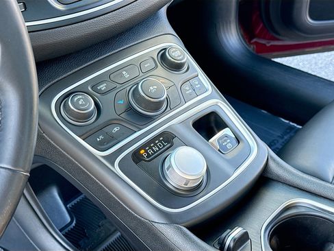 Used 2017 Chrysler 200 Limited Platinum image 10