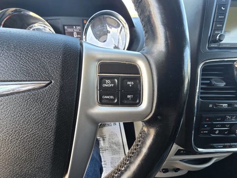 Used 2014 Chrysler Town & Country Touring-L w/ Driver Convenience Group image 28