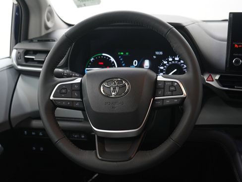 Used 2025 Toyota Sienna XLE image 18