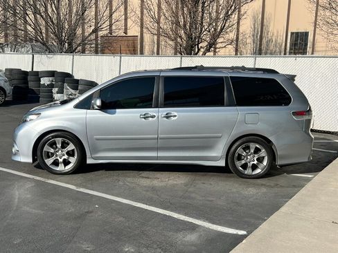 Used 2013 Toyota Sienna SE w/ Premium Pkg w/Entune image 4