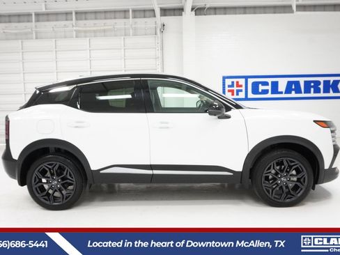 Used 2025 Nissan Kicks SR w/ SR Premium Package FWD image 4