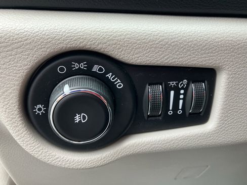 Used 2020 Chrysler Pacifica Touring-L Plus FWD image 14