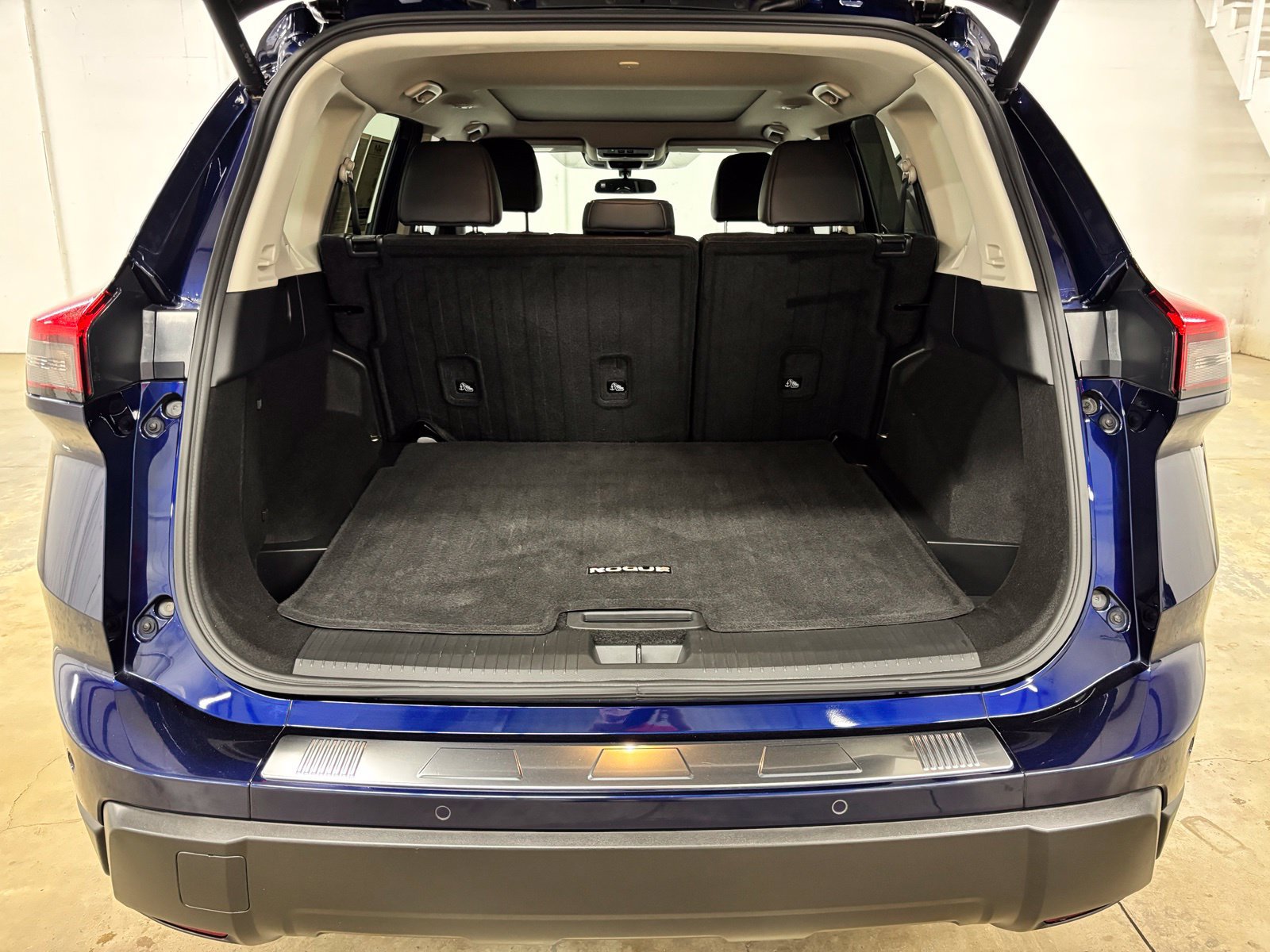 Used 2024 Nissan Rogue SV w/ SV Premium Package FWD image 26