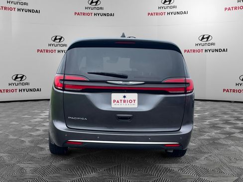 Used 2023 Chrysler Pacifica Touring-L image 6