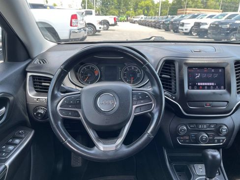 Used 2019 Jeep Cherokee Latitude Plus FWD image 16