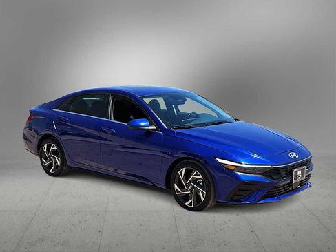 Certified 2025 Hyundai Elantra SEL FWD image 2