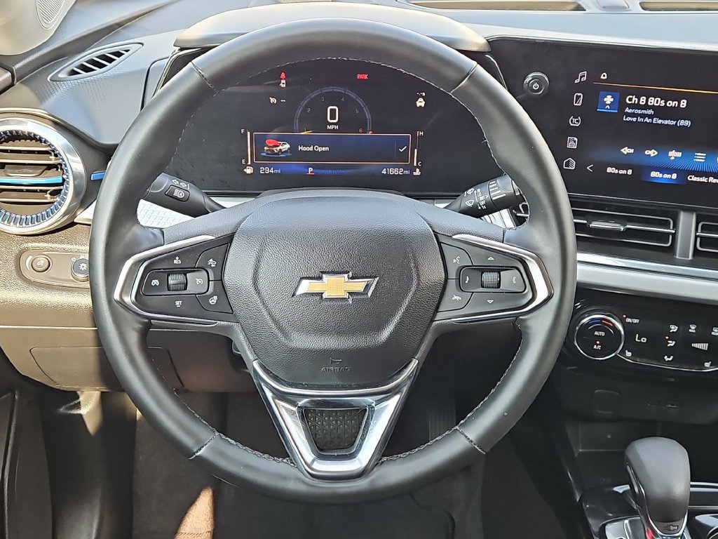 Used 2025 Chevrolet Trax LT w/ LT Convenience Package FWD image 23