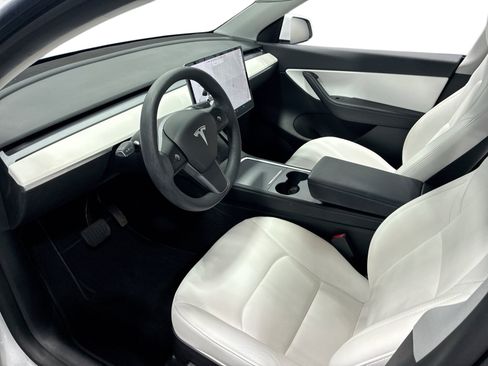 Certified 2021 Tesla Model Y Long Range AWD/4WD image 9