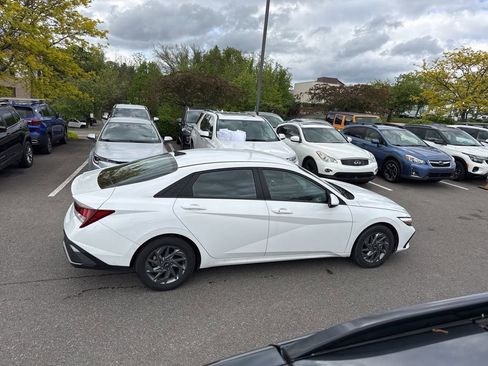 Used 2024 Hyundai Elantra SEL FWD image 9