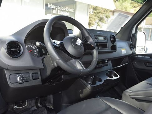 Used 2025 Mercedes-Benz Sprinter 2500 image 18