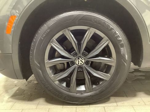 Used 2022 Volkswagen Tiguan SE w/ Panoramic Sunroof Package image 25