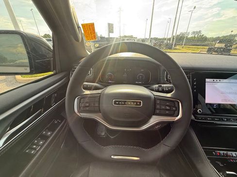 Used 2024 Jeep Wagoneer Series II AWD/4WD image 10
