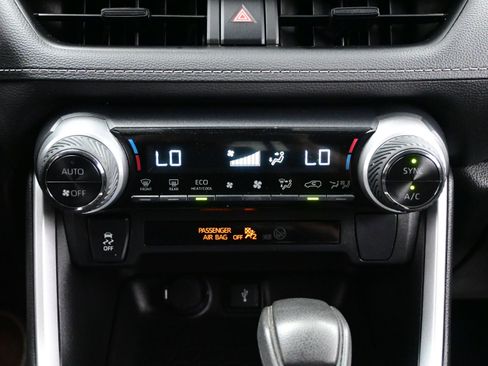 Used 2022 Toyota RAV4 LE AWD/4WD image 19