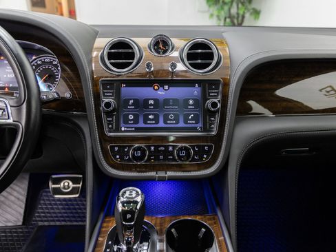 Used 2018 Bentley Bentayga AWD/4WD image 18