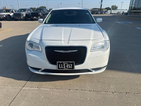 Used 2017 Chrysler 300 Limited RWD image 2