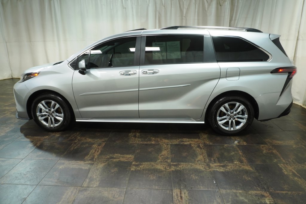 Used 2025 Toyota Sienna XLE w/ XLE Plus Package AWD/4WD image 8